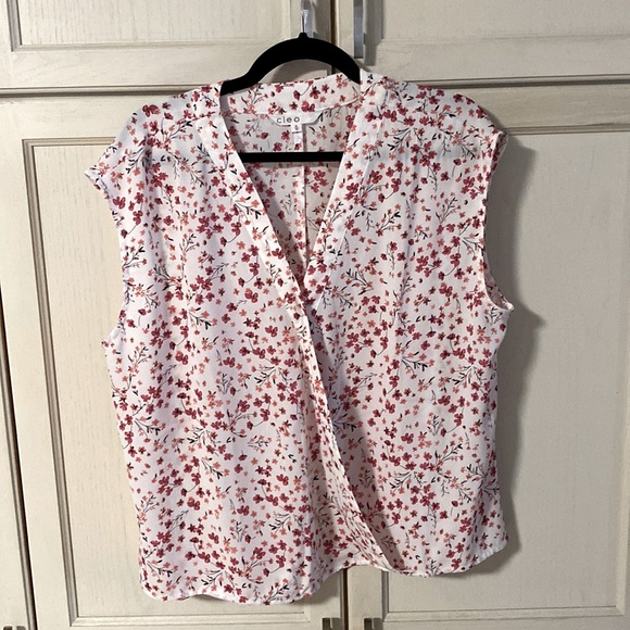 cleo Tops - A Cleo floral sleeveless blouse in XL